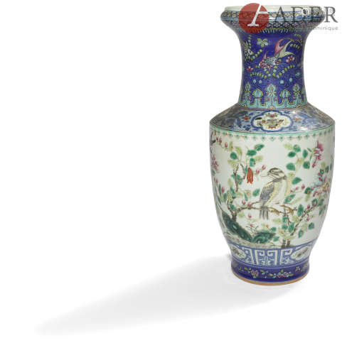 CHINE - Début XXe siècle Vase en porcelaine émaillée polychrome dans le style de la famille rose à
