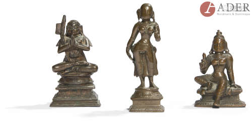 INDE - XVIIIe/XIXe siècle Ensemble de trois petites statuettes en bronze à patine brune, l'une