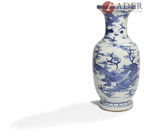 CHINE - XIXe siècle Vase à col ouvert en porcelaine bleu blanc à décor de dragons dans les nuages