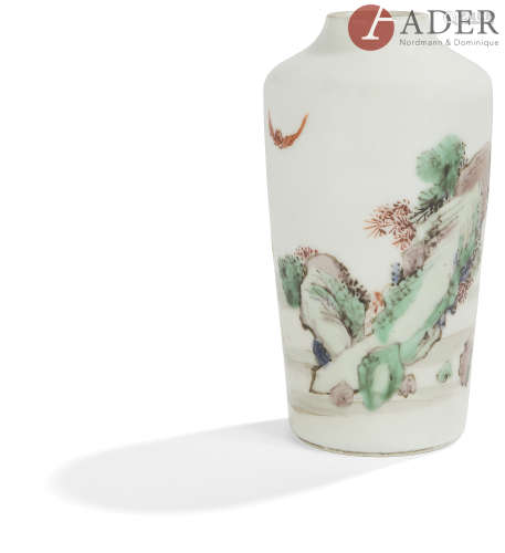 CHINE - XIXe siècle Petit vase en porcelaine émaillée polychrome dans le style de la famille verte à