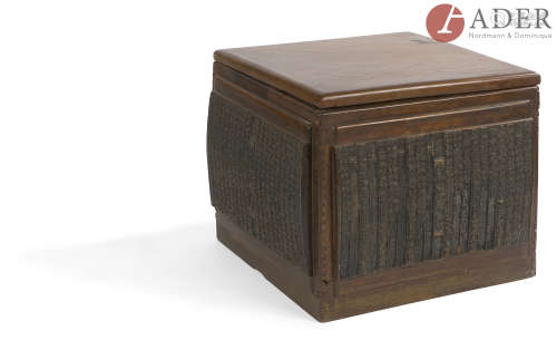 CHINE - XIXe siècle Boîte en bois composée de quatre planches à imprimer. Dim. : 31 x 34 x 34 cm