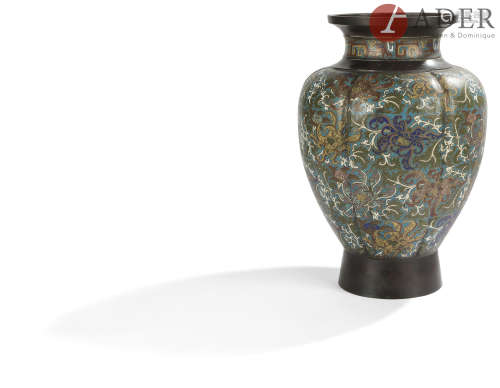 JAPON - Époque MEIJI (1868 - 1912) Important vase balustre à col ouvert en bronze à patine brune