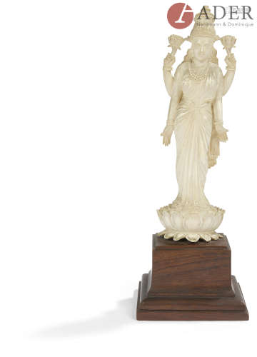 INDE - Vers 1900 Statuette en ivoire de Padmapani debout à quatre bras sur une fleur de lotus.