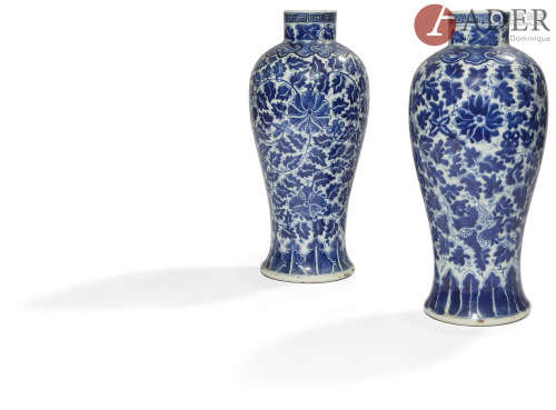 CHINE - XXe siècle Paire de vases balustres en porcelaine bleu blanc à décor de fleurs de lotus dans