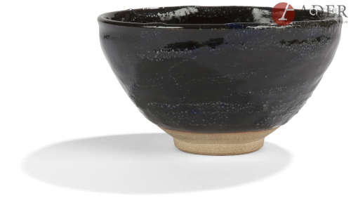 JAPON - XXe siècle Bol en grès rose émaillé noir. Diam. : 12,6 cm