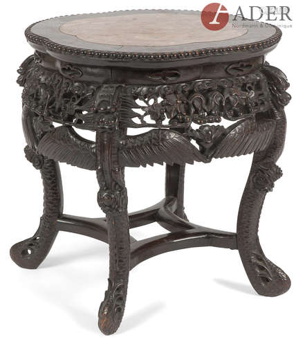 CHINE - Vers 1900 Tabouret en bois sculpté ajouré de raisins, les pieds en forme de dragon.