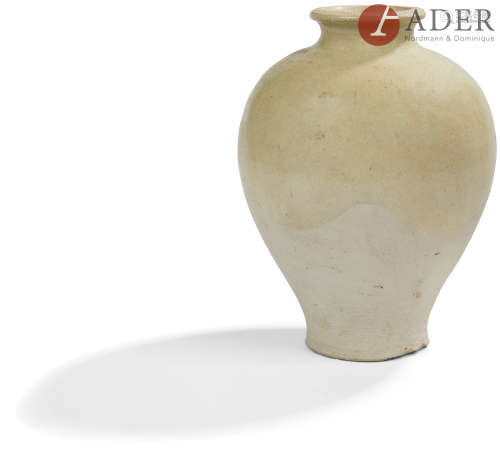 CHINE - Xe siècle, Cinq Dynasties Vase de forme meiping en grès émaillé beige. H. : 24,5 cm (manques