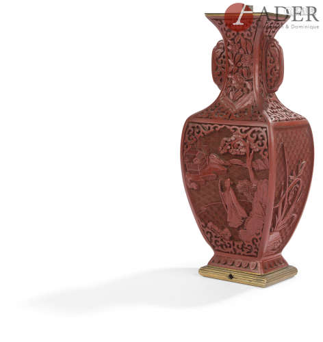 CHINE - XIXe siècle Vase en laque rouge cinabre de forme balustre à épaulement rectangulaire, deux