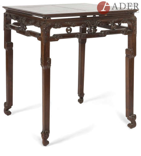 CHINE - Début XXe siècle Table de forme carrée en bois, la bordure à décor ajouré de chauve-