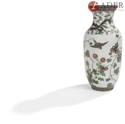 CHINE - Vers 1900 Vase en bronze et émaux cloisonnés polychromes sur fond blanc à décor, sur la