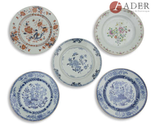 CHINE - XVIIIe siècle Ensemble de cinq assiettes en porcelaine, dont trois bleu blanc, une de la
