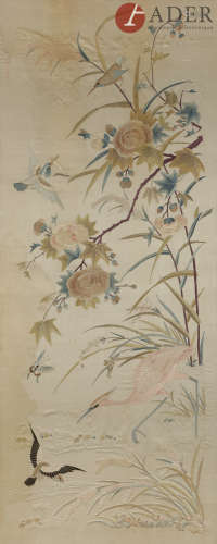 CHINE, Canton - XIXe siècle Ensemble de deux panneaux en soie écrue, à décor en fils polychromes d'