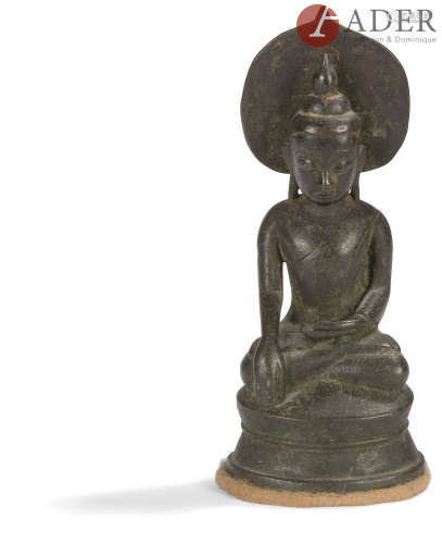 BIRMANIE - XIXe siècle Statuette de bouddha en bronze à patine brune assis sur le naga, une mandorle