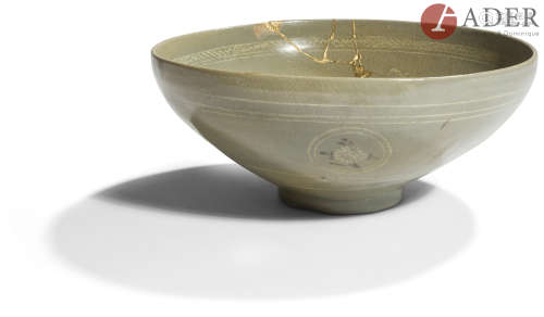 Corée - Période GORYEO (XIIe - XIIIe siècles) Bol en grès émaillé céladon à décor en incrustation de