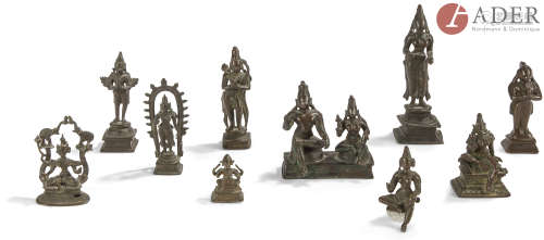 INDE - XIXe siècle Ensemble de dix petites statuettes en bronze à patine brune, dont Shiva,