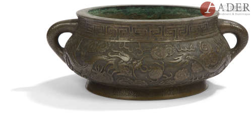 CHINE - XIXe siècle Brûle-parfum en bronze à décor en relief de dragon dans les nuages à la