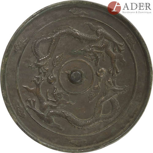 Corée - Style GORYEO Miroir en bronze à décor en relief de deux dragons s'affrontant dans les