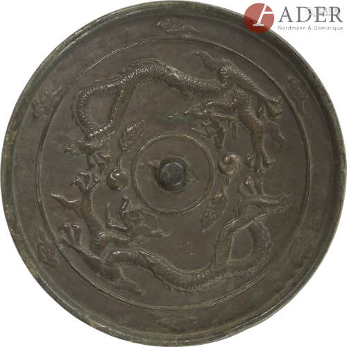 Corée - Style GORYEO Miroir en bronze à décor en relief de deux dragons s'affrontant dans les