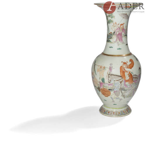 CHINE - Époque de la République - MINGUO (1912 - 1949) Vase en porcelaine blanche émaillée