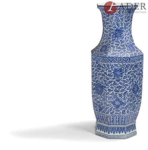 CHINE - Fin XIXe siècle Important vase de forme balustre à facettes sur piédouche en porcelaine bleu