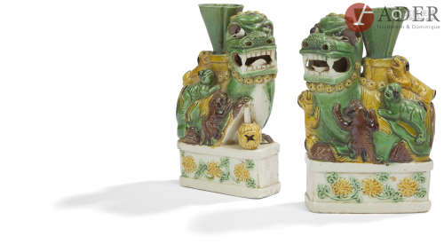 CHINE - Époque KANGXI (1662 - 1722) Paire de porte-baguettes d'encens en porcelaine émaillée vert,