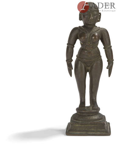 INDE - Fin XIXe siècle Statuette de divinité féminine debout en bronze à patine brune. H. : 16,5 cm