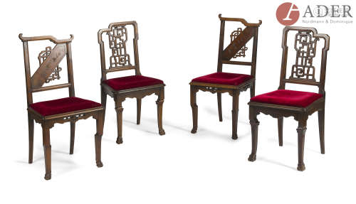 CHINE - XXe siècle Ensemble de salle à manger comprenant : - Quatre chaises en bois à dossier ajouré