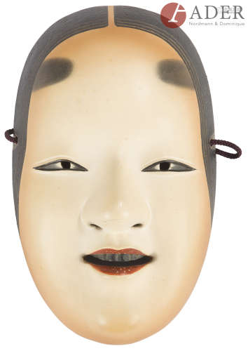JAPON - XXe siècle Masque de Mambi en bois laqué. H. : 21 cm