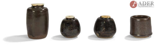 JAPON - Époque EDO (1603 - 1868) Ensemble comprenant : - Chaïre en grès émaillé noir à petites