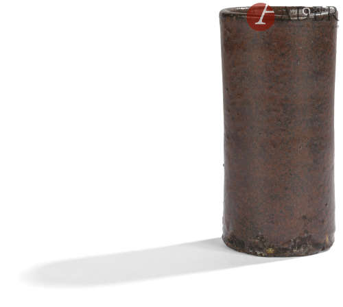 JAPON - Fin Époque EDO (1603 - 1868) Pot cylindrique en grès émaillé brun noir. H. : 11 cm