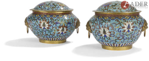 CHINE - Vers 1900 Paire de pots couverts en bronze et émaux cloisonnés polychromes sur fond bleu