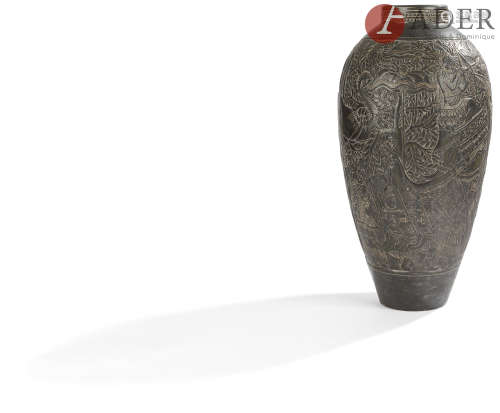VIETNAM - 1920 Important vase rétrécissant vers le bas, en grès vernissé brun à décor en relief d'