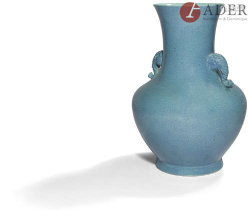 CHINE - XXe siècle Vase à panse basse et col ouvert en porcelaine émaillée œuf de rouge gorge, les