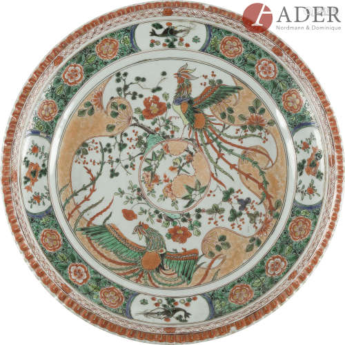 CHINE, Compagnie des Indes - Époque KANGXI (1662 - 1722) Grand plat à bord côtelé en porcelaine