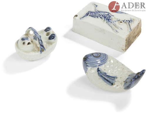 Corée - Fin Période CHOSEON (1392 - 1897) Trois compte-gouttes en porcelaine bleu blanc, l'un en