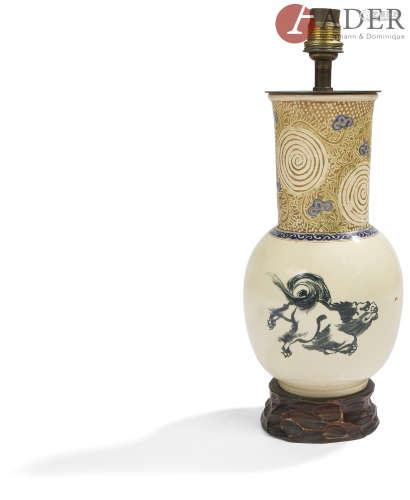 JAPON, Fours de Satsuma - XXe siècle Vase en faïence de Satsuma à panse basse et col long, à décor