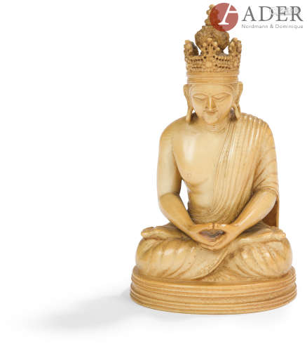 INDE - Vers 1900 Statuette en ivoire, bouddha assis en padmasana. H. : 13,5 cm - Poids : 257,3 g