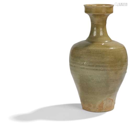 CORÉE - de style Goryeo Vase balustre à haut col évasé émaillé céladon craquelé. H. : 28 cm