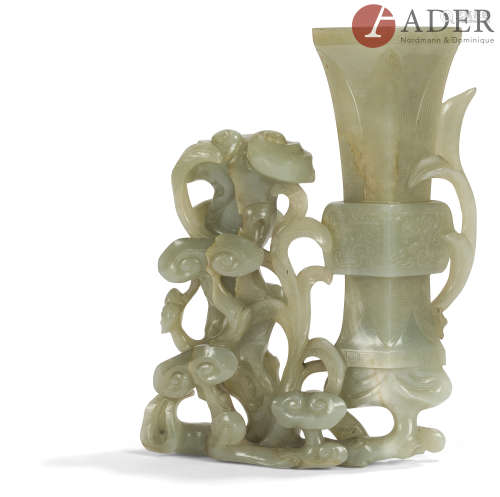 CHINE - XIXe siècle Groupe en néphrite céladon sculptée et ajourée d'un vase gu à décor de