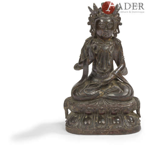 CHINE - Époque MING (1368 - 1644) Statuette de bouddha en bronze à patine brune assis en vajrasana