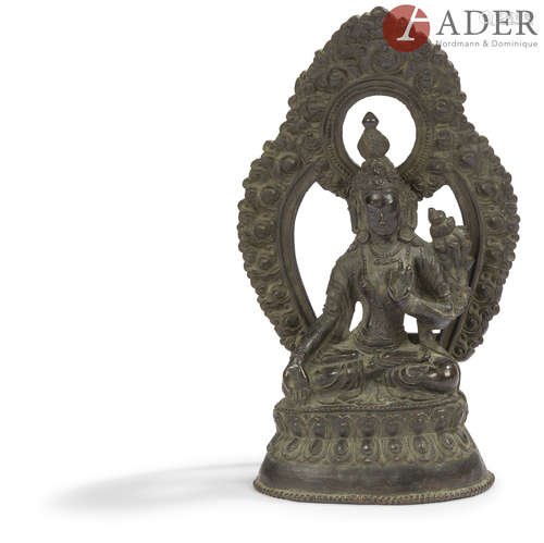 TIBET - XVIIIe siècle Statuette en bronze à patine brune, Tara rouge assise devant la mandorle en