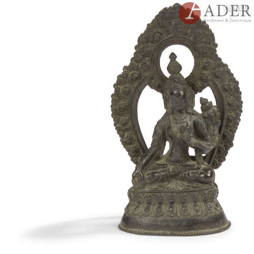 TIBET - XVIIIe siècle Statuette en bronze à patine brune, Tara rouge assise devant la mandorle en