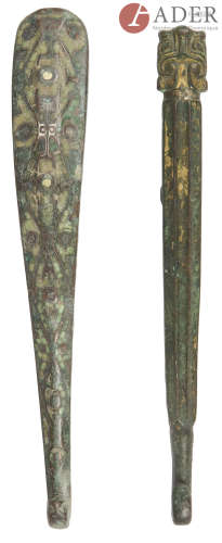CHINE - Époque HAN (206 av. JC - 220 ap. JC) Deux fibules en bronze à trace de dorure, la tête de