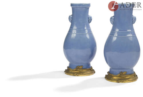 CHINE - XIXe siècle Paire de vases balustres en porcelaine émaillée bleu, ornés de deux anses