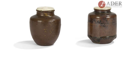 JAPON - XIXe siècle Deux chaïre, l'un de forme cylindrique légèrement évasé, l'épaule arrondie en