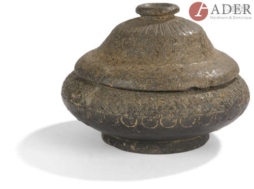 Corée - Période SILLA (57 av. JC - 918) Pot couvert en terre cuite noire. (Éclats). Diam. : 12 cm