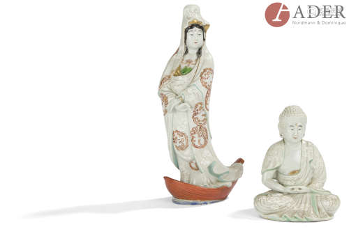 JAPON - Époque MEIJI (1868 - 1912) Deux statuettes en porcelaine blanche émaillée en vert, rouge