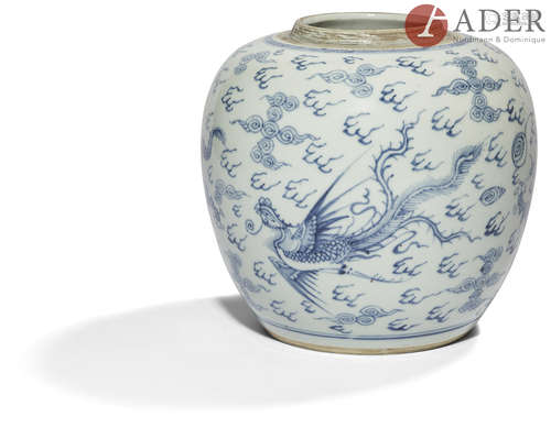 CHINE - XVIIIe siècle Pot à gingembre en porcelaine bleu blanc à décor de dragons dans les nuages