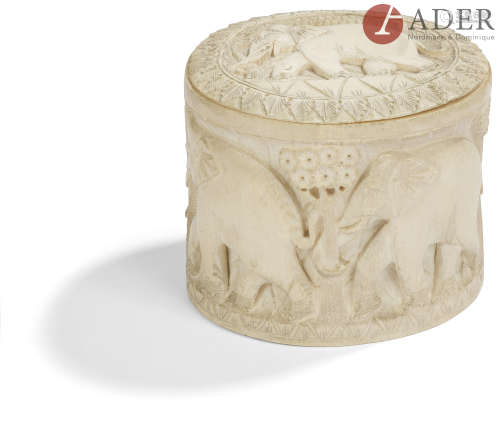 INDE - Vers 1900 Pot couvert en ivoire à décor sculpté d'éléphants. H. : 10 cm - Poids : 573,5 g