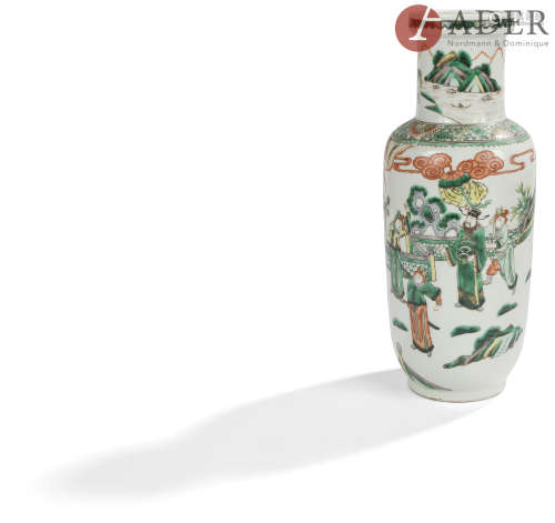 CHINE - XIXe siècle Vase rouleau en porcelaine émaillée polychrome dans le style de la famille verte